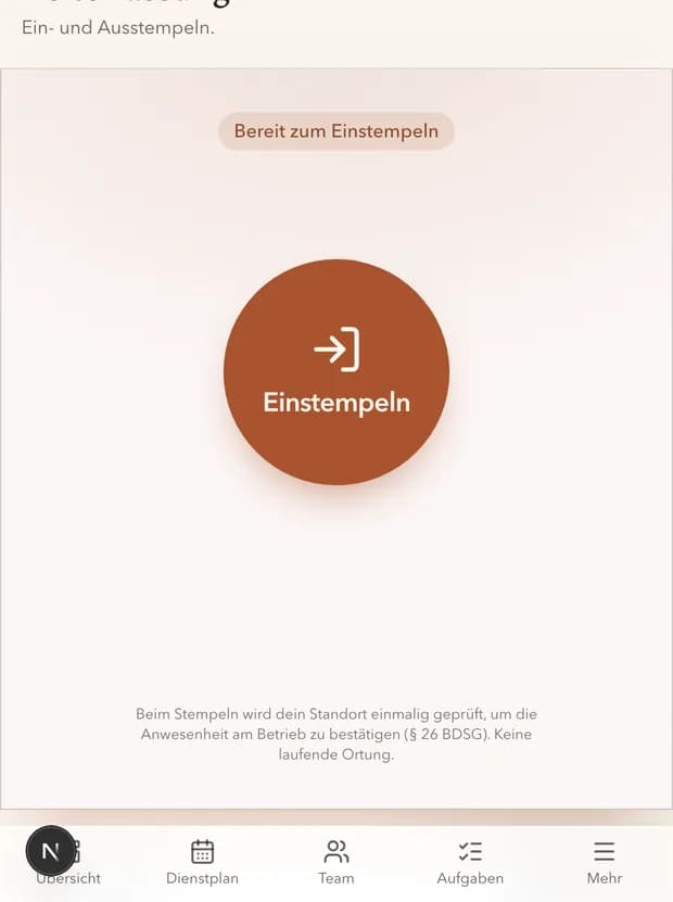 Stempel-Bildschirm in Takt auf dem Handy: ein großer Einstempeln-Knopf, darunter der Hinweis auf die einmalige Standortprüfung.